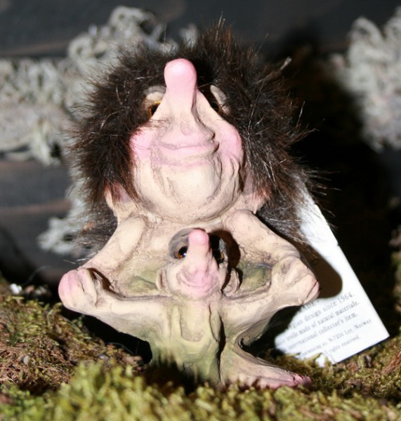 Grosser Troll mit Puppe