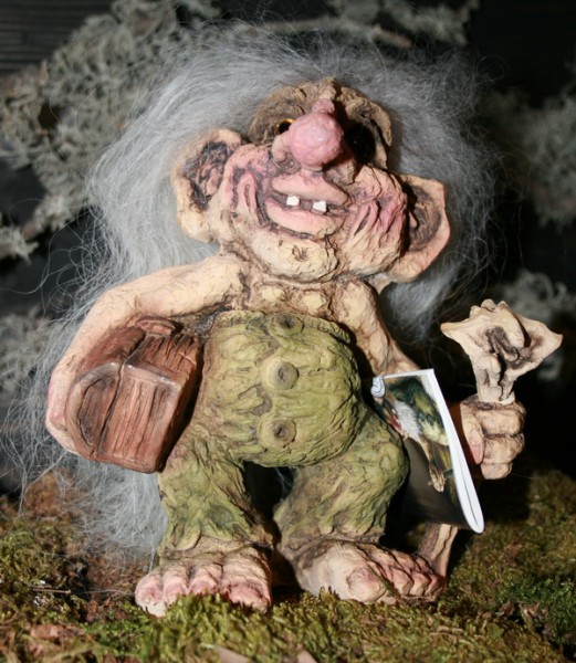 Trollgreis mit Schatzkiste unter Arm